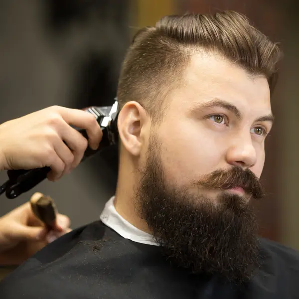 joven hombre barbudo salon peluqueria